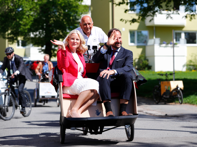 Ildsjelen Harald Øyen gir eldre skyss med sykkelen sin. I dag syklet han Kronprinsparet til Haarklous plass. Foto: Heiko Junge / NTB scanpix